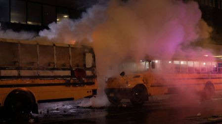 La celebraciones en las calles se extendieron hasta al amanecer en Nueva York.