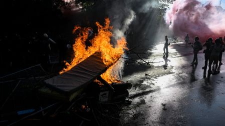 Un incendio durante una manifestación de la coalición "No al G7"