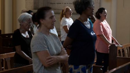 Fieles asisten a misa en la capilla del Convento de Santa Teresa y San José