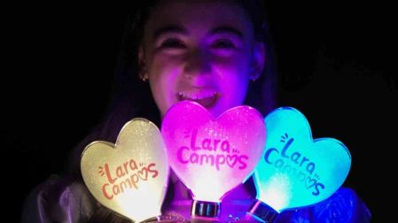 Lara Campos presenta su propio lightstick