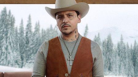 Christian Nodal besa accidentalmente a una fan de la tercera edad