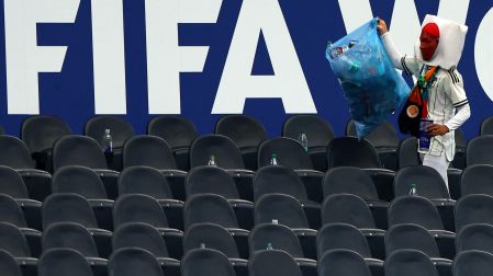 Un aficionado de Japón recogiendo la basura en el estadio