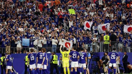 La Selección de Japón celebrando el empate con su afición