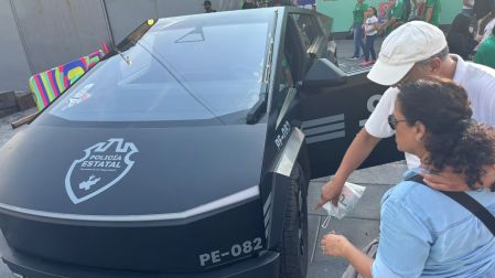 Los miles de aficionados quedan sorprendidos al ver una Cybertruck patrulla. Se ha vuelto uno de los atractivos del Fan Festival 2026 de Guadalajara.