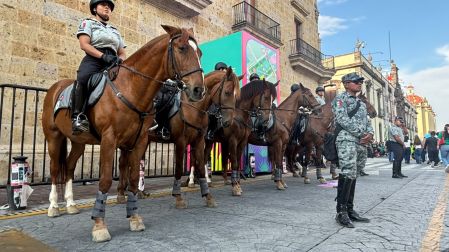 Policía montada vigila el transitar de los aficionados en el Fan Festival de Guadalajara.