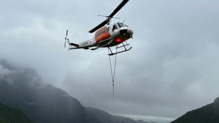Elementos de Protección Civil, a bordo de un helicóptero, atienden un accidente en Montemorelos