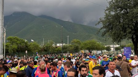 Las enormes filas que rodeaban el Estadio Monterrey fueron fragmentadas en grupos más pequeños mientras miles de aficionados esperaban ingresar al inmueble.