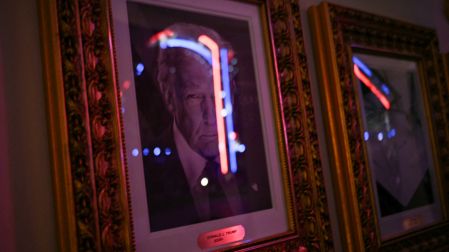 Las luces del estadio se reflejan en el retrato del presidente estadounidense Donald Trump durante el evento de artes marciales mixtas "UFC Freedom 250" en el jardín sur de la Casa Blanca en Washington, D.C.