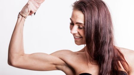 Una mujer muestra su brazo