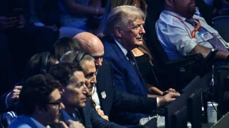 El presidente de Estados Unidos, Donald Trump, asiste al evento de artes marciales mixtas "UFC Freedom 250" en el jardín sur de la Casa Blanca en Washington, DC.