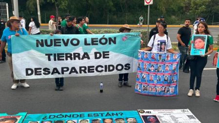 Los colectivos se pararon afuera del estadio.