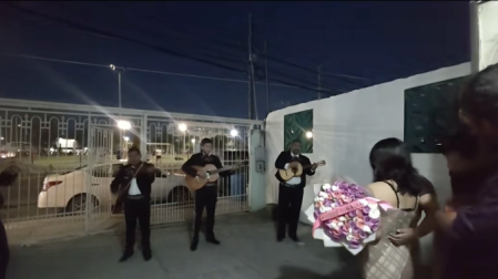 Mariachis tocan canciones de 31 Minutos.