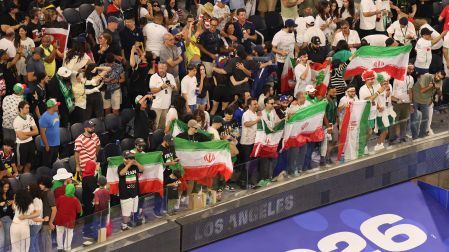 Aficionados iraníes mostraron sin temor la bandera de su país en Estados Unidos, pese al conflicto entre ambas naciones.
