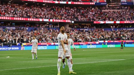 Mohammad Mohebi durante la celebración del gol de Irán