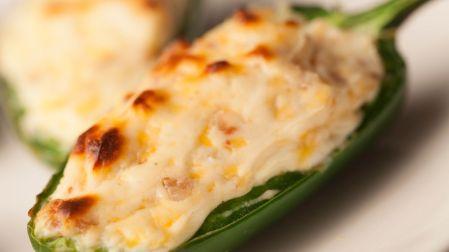 Deliciosos jalapeño poppers rellenos de una mezcla cremosa de queso