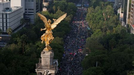 Miles de aficionados mexicanos celebraron la victoria del Tri en el Ángel de la Independencia.