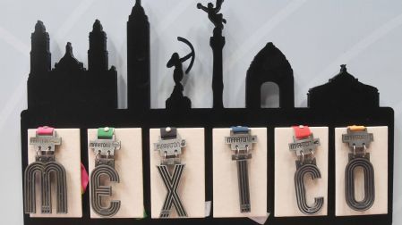 CIUDAD DE MÉXICO, 20JUNIO2026.- Exhibición de medallas previo a la presentación de la playera y medalla del Medio Maratón Ciudad de México BBVA 2026 y del Maratón de la Ciudad de México Telcel 2026, evento realizado en las instalaciones de la Cineteca Nacional Chapultepec.FOTO: MARIO JASSO/CUARTOSCURO.COM