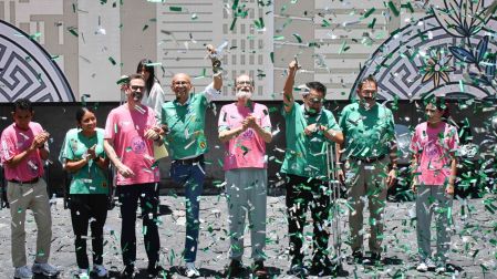 CIUDAD DE MÉXICO, 20JUNIO2026.- Javier Hidalgo, titular del Instituto del Deporte, y Pablo Moctezuma Barragán, titular de la Secretaría de Educación, Ciencia, Tecnología e Innovación, encabezaron la presentación de la playera y medalla del Medio Maratón Ciudad de México BBVA 2026 y del Maratón de la Ciudad de México Telcel 2026, evento realizado en las instalaciones de la Cineteca Nacional Chapultepec.FOTO: MARIO JASSO/CUARTOSCURO.COM