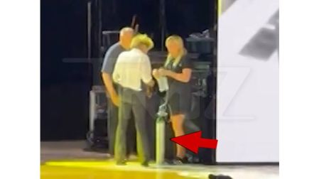 Rod Stewart no pudo terminar su concierto en Utah de pie.