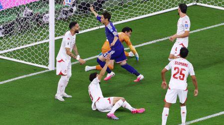 Daichi Kamada manda a las redes el primer tanto del partido.