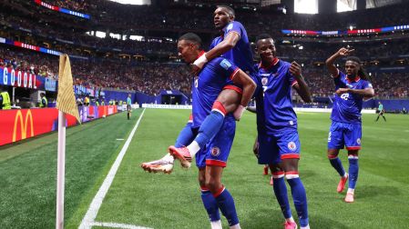 Wilson Isidor celebra su gol por parte de Haití