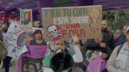 Buscadoras protestan en el Estadio CDMX durante el Mundial