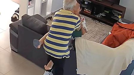 Víctor Rodríguez, exdirector de Pemex, golpeando a su esposa