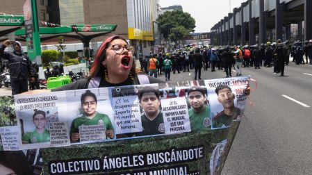 Colectivos de personas desaparecidas bloquean Calzada de Tlalpan con dirección al Estadio Ciudad de México