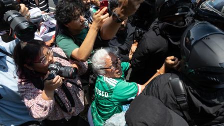 Colectivos de personas desaparecidas bloquean Calzada de Tlalpan con dirección al Estadio Ciudad de México