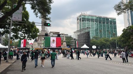 Aunque el gobierno prohibió el ingreso de alcohol al perímetro de transmisión, los fanáticos han encontrado la manera de sortear la restricción.