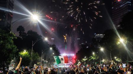Afición de México 'inunda' las calles de Reforma para celebrar triunfo de México ante Ecuador.