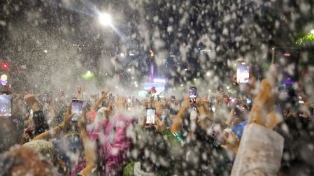 Aficionados de México se llenan de espuma tras la victoria de México ante Ecuador en el Mundial 2026.
