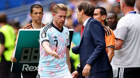 Kevin De Bruyne saluda al técnico Rudi Garcia tras ser sustituido.