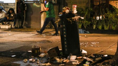 Bote de basura lleno tras los festejos de la afición mexicana en Paseo de la Reforma