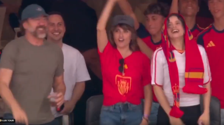 Rosalía celebró los goles de la selección de España ante Austria.