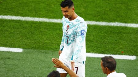 Cristiano Ronaldo abandona el campo.