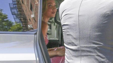 Gigi Hadid junto a Bradley Cooper camino a la boda de Taylor Swift y Travis Kelce