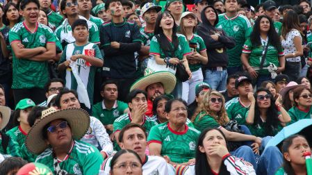 CIUDAD DE MÉXICO, 30JUNIO2026.- Aficionados de la Selección Mexicana observan el partido entre Francia y Suecia en las pantallas del FIFA Fan Fest del Zócalo capitalino, mientras esperan el inicio del encuentro entre México y Ecuador, correspondiente a los dieciseisavos de final de la Copa Mundial de la FIFA 2026. FOTO: CAMILA AYALA BENABIB/CUARTOSCURO.COM