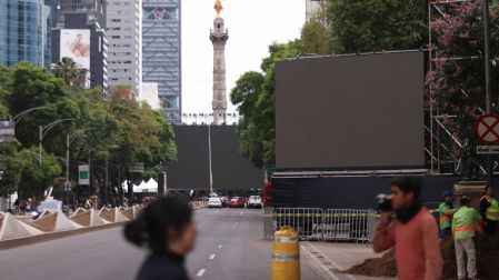 CIUDAD DE MÉXICO, 02JULIO2026.- Pantallas gigantes fueron colocadas entre las jardineras de Avenida Reforma para la proyección del próximo partido de la Selección Mexicana e Inglaterra correspondiente a la Copa del Mundo 2026.FOTO: GRACIELA LÓPEZ/CUARTOSCURO.COM