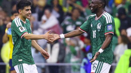 Gilberto Mora y Julián Quiñones celebran gol de México durante el Mundial 2026.