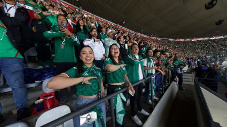 El Estadio Azteca retumbó con el himno nacional mexicano.