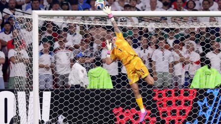 El segundo atajadón de Jordan Pickford tras otro remate de cabeza de Raúl Jiménez