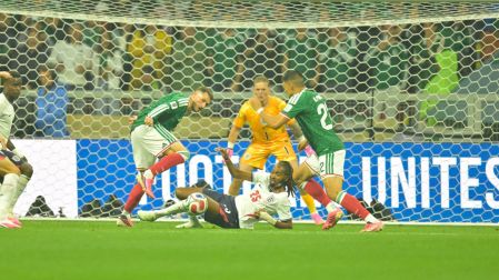 Santiago Gimenez se lastimó el tobillo derecho tras la disputa de un balón, en el tiempod e compensación (98').