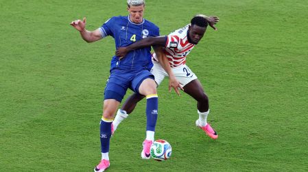 Momento exacto en el que Folarin Balogun comete una dura falta sobre el bosnio Tarik Muharemovic, acción que le costó la tarjeta roja, que ya le fue retirada por el Comité arbitral de la FIFA.
