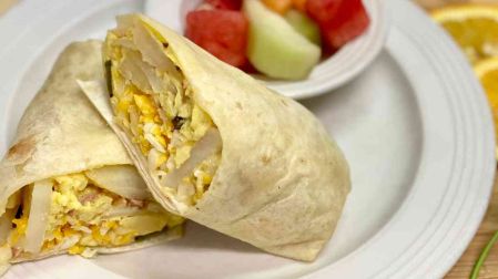 Burrito de huevo y papa hash brown