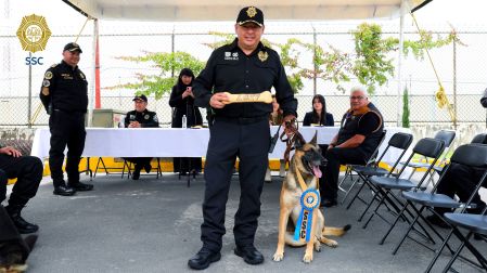 En la ceremonia de jubilación cada agente K9 fue identificado mediante la lectura de su microchip