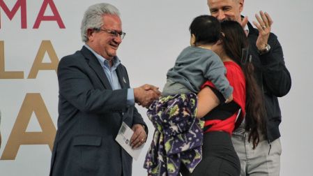 Al término del evento se realizó la entrega simbólica de apoyos económicos a familias beneficiarias