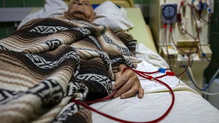 Un paciente con insuficiencia renal recibe tratamiento de hemodiálisis en el Hospital Clínico-Quirúrgico Hermanos Ameijeiras
