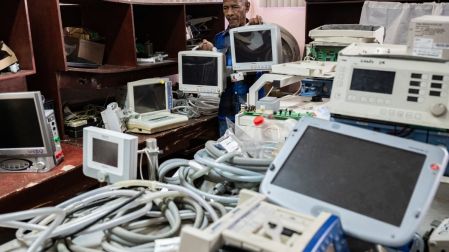 Monitores para su reparación en el Taller de Electromedicina del Instituto de Cardiología y Cirugía Cardiovascular