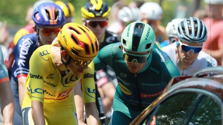 Torstein Traeen perdió el 'maillot' amarillo tras sufrir una caída en el descenso del Tourmalet